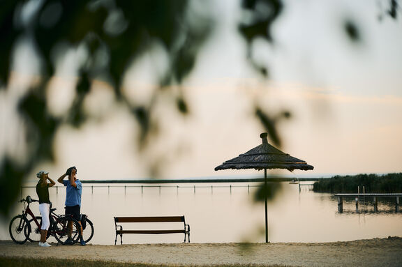 Badestrand am Neuen Strand mit Radfahrern