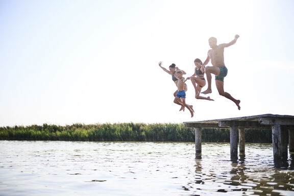 Familie springt ins Wasser Familie springt ins Wasser