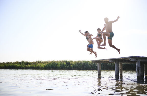 Familie springt ins Wasser Familie springt ins Wasser