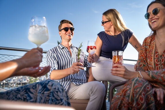 Aperitif auf der Terrasse Aperitif auf der Terrasse