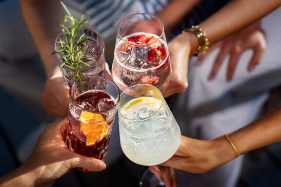 Cocktails am neuen Strand | Herbert Lehmann Drei Cocktails stoßen zum Prost