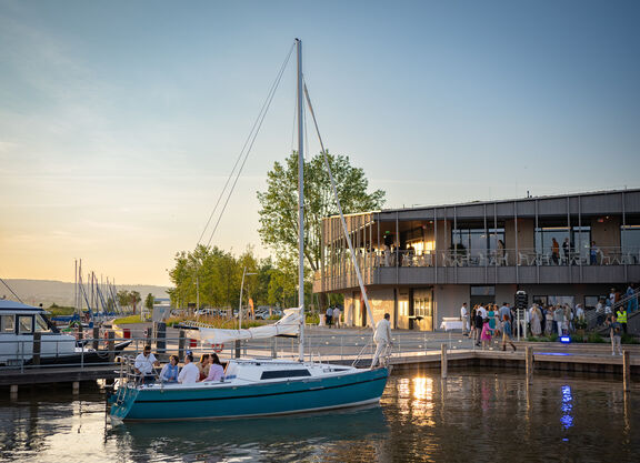 Triathlon Das Marinabecken im Sonnenuntergang mit einem Segelboot