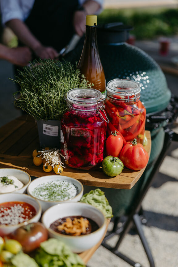 Beilagenbuffet an der Strandbar Verschiedene Saucen und Gemüse sind in Buffetform angerichtet