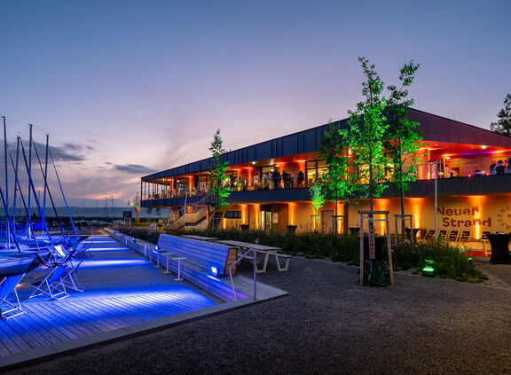 Abendaufnahme von der Libelle von Außen mit Beleuchtung