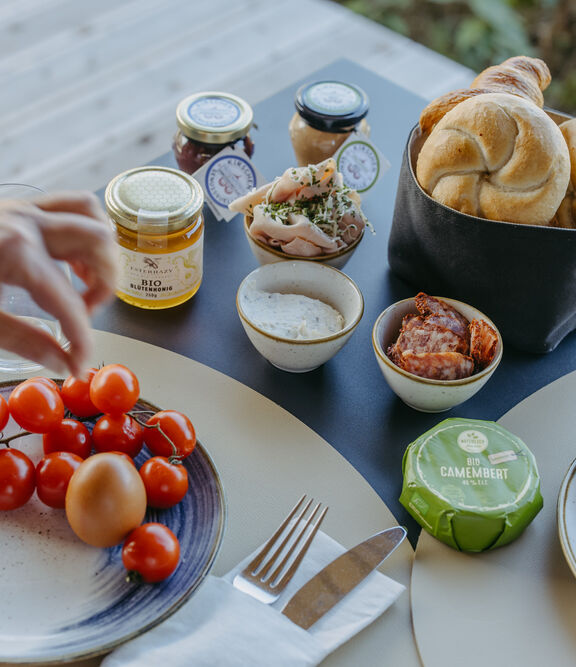 Frühstück am Tisch bei einem Guesthouse am Neuen Strand Neusiedler See