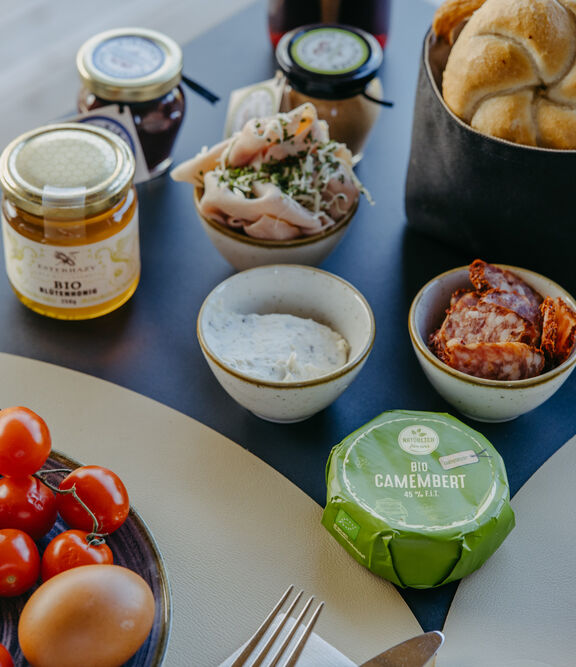 Frühstück am Tisch bei einem Guesthouse am Neuen Strand Neusiedler See