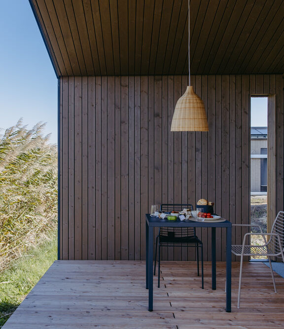 Terrasse mit Tisch bei einem Guesthouse am Neuen Strand Neusiedler See