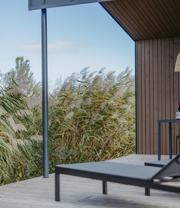 Terrasse mit Liegestuhl bei einem Guesthouse am Neuen Strand Neusiedler See